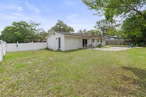 Exterior - 65 Junior Dr, Shalimar, FL 32579 photo 4 of 8