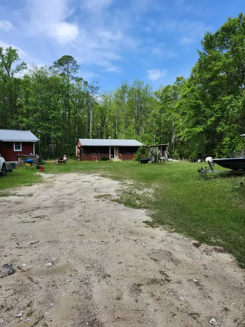 402 Smokehouse Lake Rd, Ponce De Leon, FL 32455