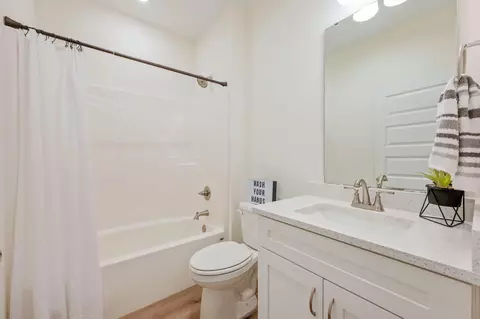 Bath - 3105 Holley Dr, Crestview, FL 32539 photo 3 of 4