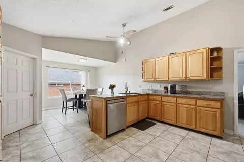 Kitchen - 123 Steeplechase Dr, Crestview, FL 32539 photo 7 of 10