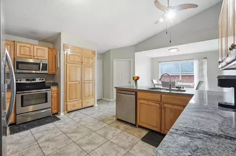 Kitchen - 123 Steeplechase Dr, Crestview, FL 32539 photo 10 of 10