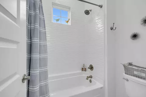 Bath - 1166 Deer Moss Loop, Niceville, FL 32578 photo 3 of 4