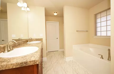 Bath - 2391 Barberee Dr, Crestview, FL 32536 photo 2 of 4