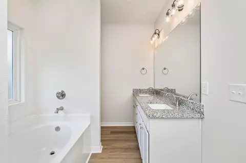 Bath - 3156 Forrest Ave, Crestview, FL 32539 photo 1 of 7