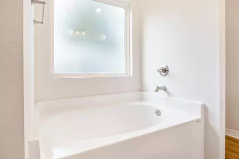 Bath - 3156 Forrest Ave, Crestview, FL 32539 photo 2 of 7