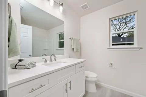 Bath - 150 N Booker St, Crestview, FL 32536 photo 2 of 3