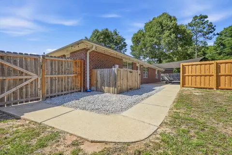 Exterior - 2672 Paddock Cir, Crestview, FL 32536 photo 8 of 11