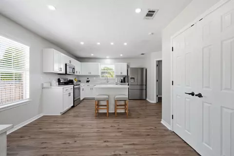 Kitchen - 2672 Paddock Cir, Crestview, FL 32536 photo 7 of 7