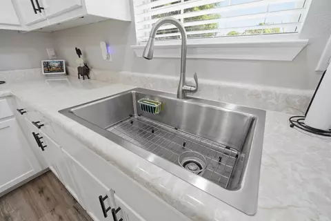 Kitchen - 2672 Paddock Cir, Crestview, FL 32536 photo 5 of 7