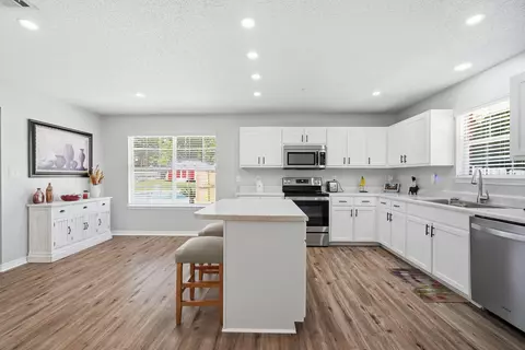 Kitchen - 2672 Paddock Cir, Crestview, FL 32536 photo 4 of 7