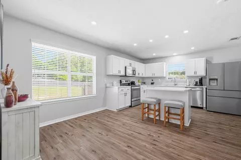 Kitchen - 2672 Paddock Cir, Crestview, FL 32536 photo 6 of 7