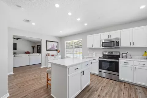 Kitchen - 2672 Paddock Cir, Crestview, FL 32536 photo 2 of 7