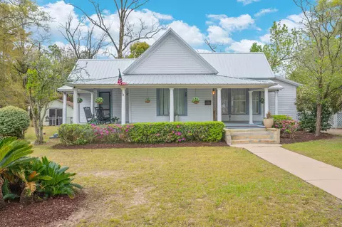 28 E Live Oak Ave, Defuniak Springs, FL 32435