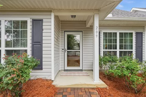 Exterior - 209 Nelly St, Freeport, FL 32439 photo 3 of 5