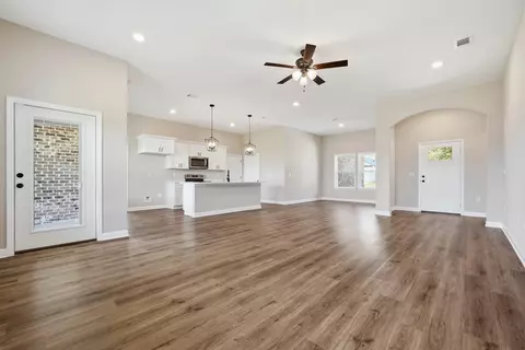 Living - 2809 Blackbird Ct, Crestview, FL 32539 photo 2 of 5