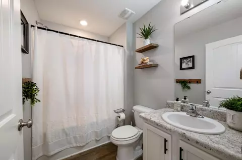 Bath - 1111 Capocci Ct, Crestview, FL 32539 photo 2 of 6