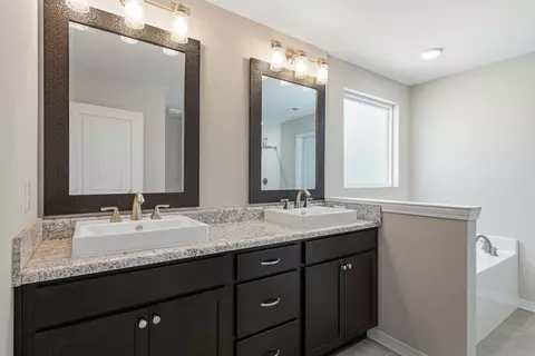 Bath - 440 Eisenhower Dr, Crestview, FL 32539 photo 2 of 5