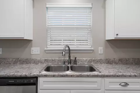 Kitchen - 440 Eisenhower Dr, Crestview, FL 32539 photo 4 of 5