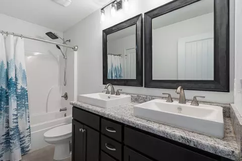 Bath - 440 Eisenhower Dr, Crestview, FL 32539 photo 5 of 5