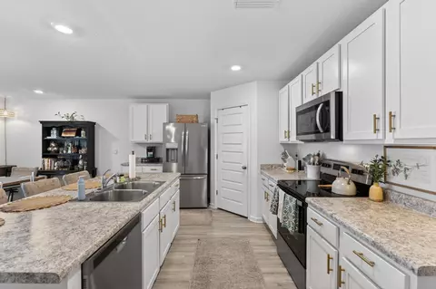 Kitchen - 51 Silverthorn St, Freeport, FL 32439 photo 1 of 5