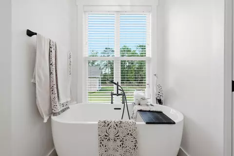 Bath - 6004 Staff Rd, Crestview, FL 32536 photo 6 of 9