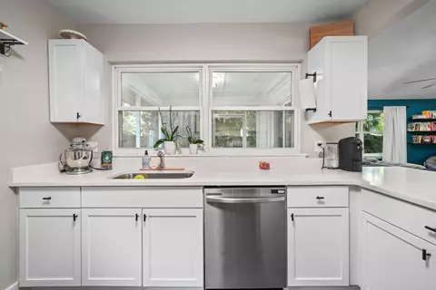 Kitchen - 39 9th St, Shalimar, FL 32579 photo 5 of 7