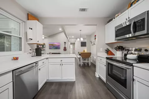 Kitchen - 39 9th St, Shalimar, FL 32579 photo 3 of 7