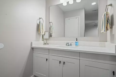 Bath - 39 9th St, Shalimar, FL 32579 photo 3 of 7