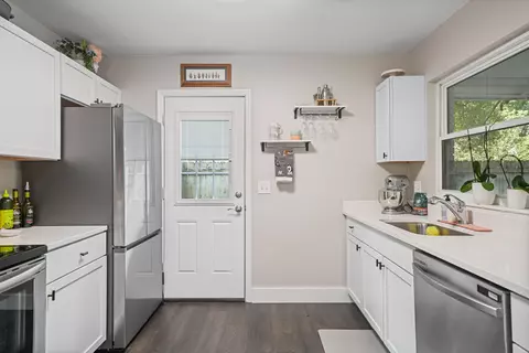 Kitchen - 39 9th St, Shalimar, FL 32579 photo 2 of 7