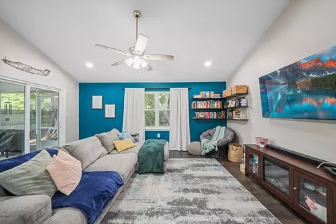 Living - 39 9th St, Shalimar, FL 32579 photo 2 of 3