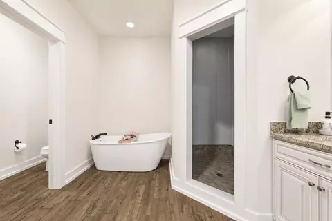 Bath - 3094 Zach Ave, Crestview, FL 32536 photo 2 of 9