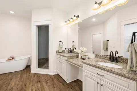 Bath - 3094 Zach Ave, Crestview, FL 32536 photo 1 of 9