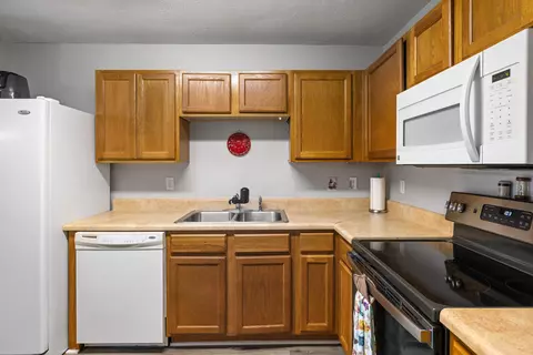 Kitchen - 171 Swaying Pine Ct, Crestview, FL 32539 photo 2 of 2
