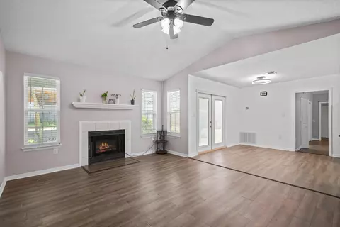 Living - 3010 Windsor Cir, Crestview, FL 32539 photo 3 of 4