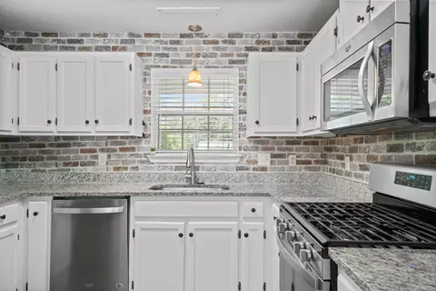 Kitchen - 3010 Windsor Cir, Crestview, FL 32539 photo 2 of 3