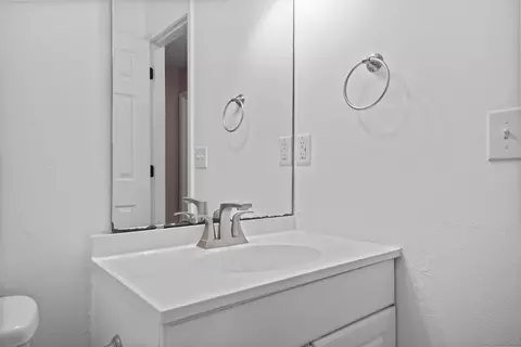Bath - 3010 Windsor Cir, Crestview, FL 32539 photo 2 of 7