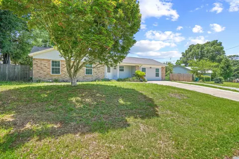 Exterior - 3010 Windsor Cir, Crestview, FL 32539 photo 2 of 11