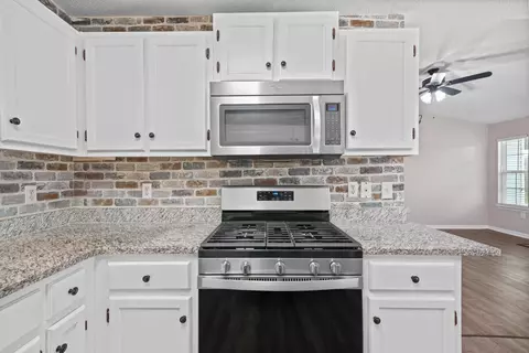 Kitchen - 3010 Windsor Cir, Crestview, FL 32539 photo 3 of 3