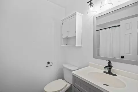Bath - 3010 Windsor Cir, Crestview, FL 32539 photo 7 of 7