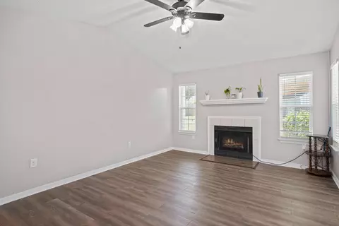 Living - 3010 Windsor Cir, Crestview, FL 32539 photo 2 of 4