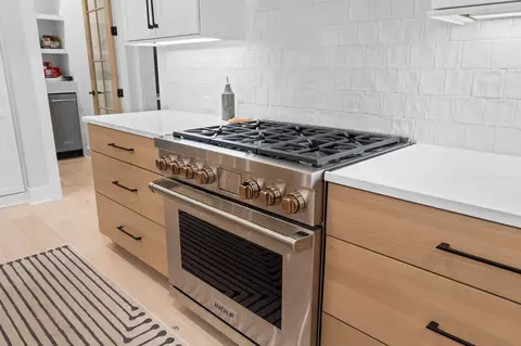 Kitchen - 150 W Perseverance Pt, Freeport, FL 32439 photo 5 of 8