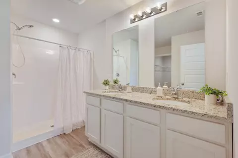 Bath - 5463 Jenee Ct, Crestview, FL 32539 photo 4 of 5