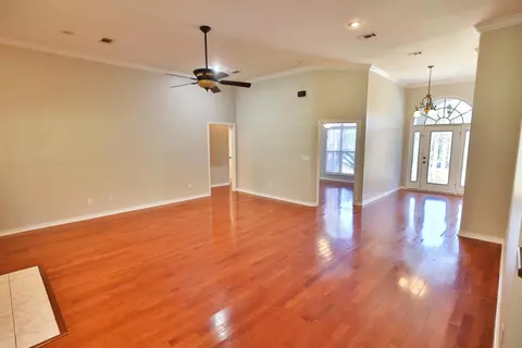 Living - 105 Par Ct, Crestview, FL 32536 photo 6 of 8