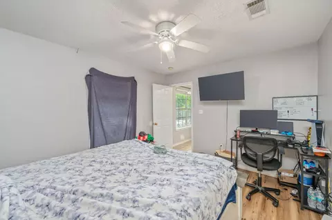 Bedroom - 328 Lakeview Dr, Crestview, FL 32536 photo 5 of 7