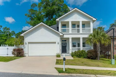 401 Hideaway Ln, Niceville, FL 32578