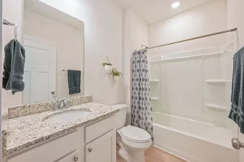 Bath - 2411 Dakota Way, Crestview, FL 32536 photo 4 of 5