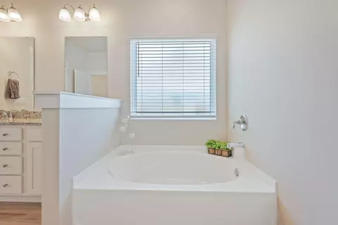 Bath - 2411 Dakota Way, Crestview, FL 32536 photo 1 of 5
