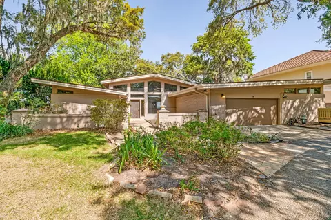 110 Highpoint Dr, Gulf Breeze, FL 32561