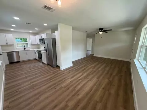 Living - 197 W North Ave, Crestview, FL 32536 photo 1 of 2