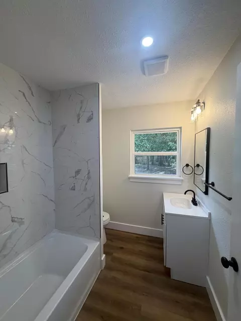 Bath - 197 W North Ave, Crestview, FL 32536 photo 3 of 3